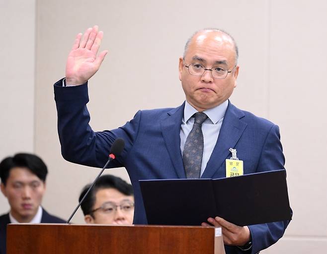 김덕재 한국방송공사 사장 직무대행이 17일 서울 여의도 국회에서 열린 국회 과학기술정보방송통신위원회 국정감사에서 선서를 하고 있다.  2023.10.17 [김호영기자]