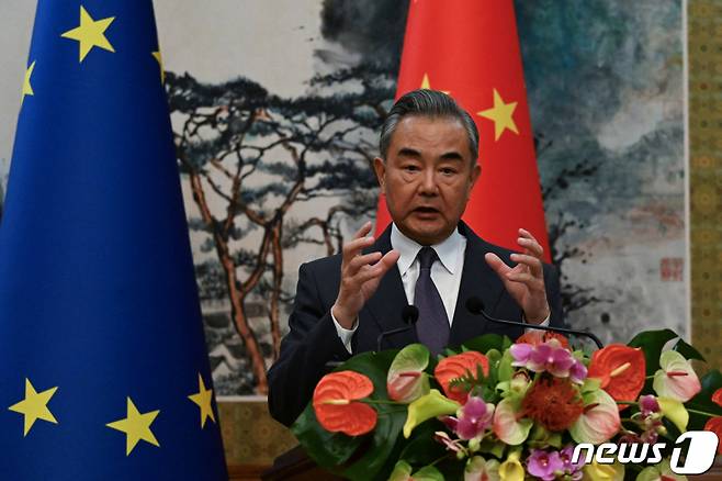 (베이징 로이터=뉴스1) 김성식 기자 = 왕이 중국 외교부장이 13일(현지시간) 수도 베이징 댜오위타오 국빈관에서 호세프 보렐 유럽연합(EU) 외교안보 고위대표와 회담한 뒤 공동 기자회견을 하고 있다. 이 자리에서 왕 부장은 팔레스타인 문제 해법으로 '두 국가 방안'을 거론했다. 2023.10.13.   ⓒ 로이터=뉴스1  Copyright (C) 뉴스1. All rights reserved. 무단 전재 및 재배포,  AI학습 이용 금지.