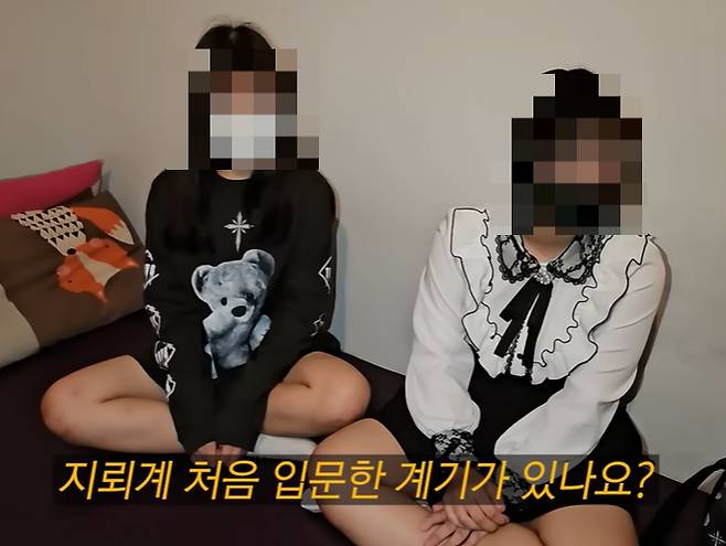 최근 유튜브 채널 '카광'에는 '홍대 지뢰계, 2023년 가출 청소년의 삶'이라는 제목의 영상이 올라왔다. 이 유튜버의 인터뷰 제안을 받아들인 A양(16)과 B양(14)은 "학교는 다니고 있지만 잘 안 나간다"며 지뢰녀를 지향하고 있다고 밝혔다. /사진=유튜브 '카광' 갈무리