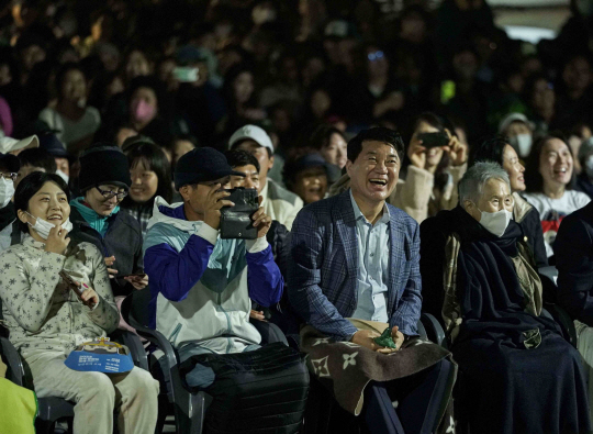 박준희 관악구청장이 주민들과 함께 2023 관악강감찬축제를 즐기고 있다. 관악구청 제공