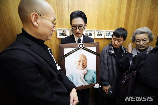 [서울=뉴시스] 박진희 기자 = 추상미술 '단색화'의 거장 박서보 화백의 발인식이 열린 17일 고인의 아들 박승호(왼쪽부터), 손자 박지환, 딸 박승숙, 부인 윤명숙 여사가 서울 서대문구 연희동 자택(작업실)을 돌아보고 있다. 2023.10.17. pak7130@newsis.com