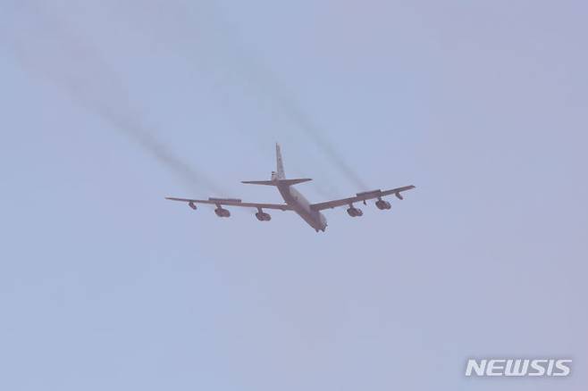 [성남=뉴시스] 홍효식 기자 = 미군 전략폭격기 B-52 '스트래토포트리스'가 17일 경기도 성남 서울공항에서 열린 '서울 아덱스(ADEX) 2023' 개막식에서 상공을 비행하고 있다. (대통령실통신사진기자단) 2023.10.17. yesphoto@newsis.com