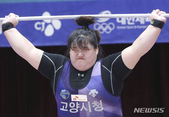 [완도=뉴시스] 김근수 기자 = 항저우 아시안게임 금메달리스트 박혜정(경기)이 17일 전남 완도군 완도농어민문화체육센터에서 열린 제104회 전국체육대회 역도 여자일반부 87kg이상급 인상 경기 결승전에서 바벨을 들어 올리고 있다. 2023.10.17. ks@newsis.com