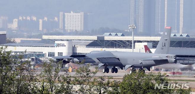 [청주=뉴시스] 강종민 기자 = 핵무기 탑재가 가능한 미국 공군의 전략폭격기 B-52가 17일 오전 충북 청주공항에 도착하고 있다. 2023.10.17. ppkjm@newsis.com