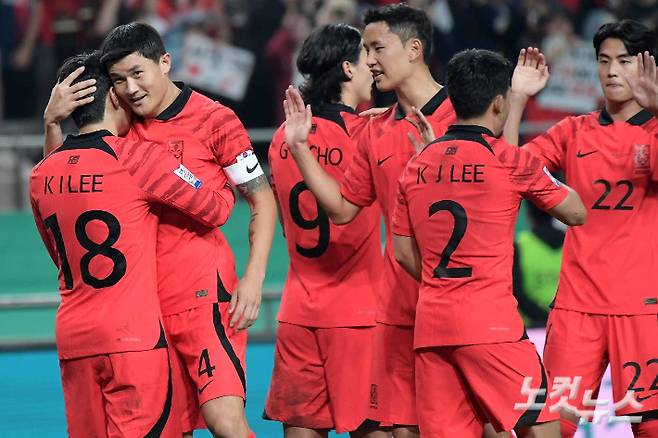 13일 서울월드컵경기장에서 열린 축구 국가대표 평가전 대한민국과 튀니지의 경기에서 이강인이 후반전 프리킥으로 팀의 두 번째 골을 성공시킨 뒤 동료들의 축하를 받고 있다. 박종민 기자