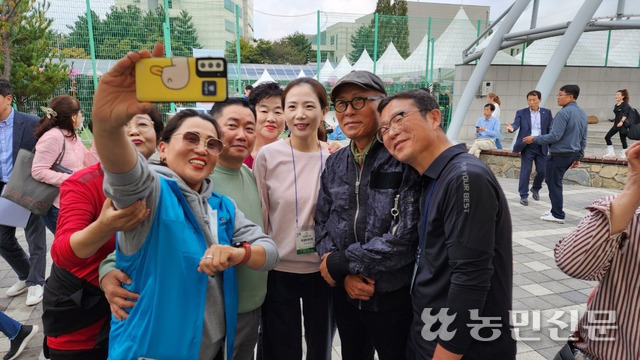 전국들깨요리경연대회 특별심사위원으로 참여한 만화가 허영만씨(오른쪽 두번쨰)가 축제 관람객들과 사진을 찍고 있다.