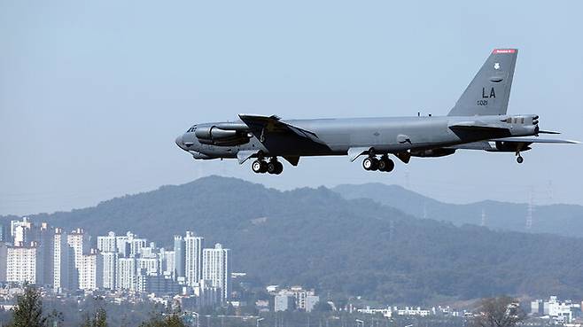 청주공항에 착륙하고 있는 미군 전략폭격기 B-52 '스트래토포트리스'