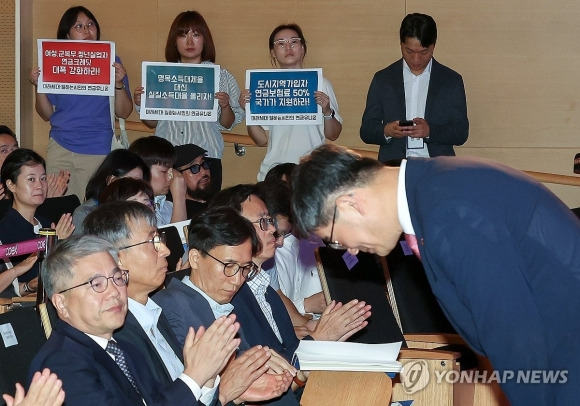 정부가 이달 말까지 국민연금 개혁안을 국회에 제출하기로 약속한 가운데  당초 유력했던 ‘보험료는 더 내고 연금은 더 늦게 받는 방안’ 대신 받는 돈도 더 올리거나 구조개혁 방향만 제시하는 방안 등이 검토되는 것으로 알려졌다. 사진은 지난달 1일 서울 강남구 코엑스에서 열린 보건복지부 산하 국민연금 재정계산위원회 공청회. 연합뉴스