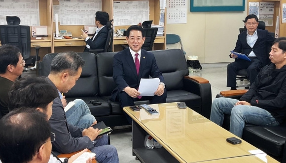 김영록 지사가 17일 국립의과대학 전남지역 신설을 위한 기자간담회를 갖고 있다.