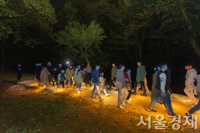 서오릉 야별행 참가자들이 등불에 의지해 깜깜한 숲길을 걷고 있다. 사진 제공=문화재재단