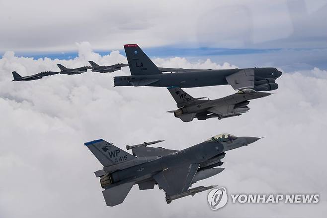 한미 연합공중훈련...B-52H 전략폭격기 한반도 전개 (서울=연합뉴스) 한미 연합공중훈련이 실시된 7월 13일 한반도에 전개한 미국 공군의 B-52H 전략폭격기가 F16, 우리 공군의 F-15K와 연합 편대비행을 하고 있다. 2023.7.13 [합참 제공. 재판매 및 DB 금지] photo@yna.co.kr