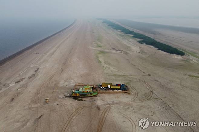 지난 13일(현지시간) 물 빠진 네그루강에 좌초된 선박 [마나우스 AFP=연합뉴스. 재판매 및 DB 금지]