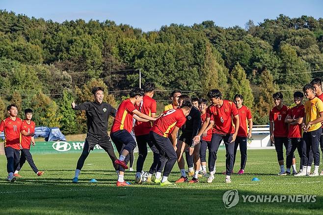 베트남 U-18 축구대표팀, 전북현대 클럽하우스 방문 (서울=연합뉴스) 현대자동차는 베트남 18세 이하(U-18) 축구대표팀이 지난 16일 전북현대모터스 클럽하우스를 방문했다고 17일 밝혔다. 사진은 전북현대 선수단과 베트남 U-18 축구대표팀 선수단이 훈련하는 모습. 2023.10.17 [현대차 제공. 재판매 및 DB 금지] photo@yna.co.kr