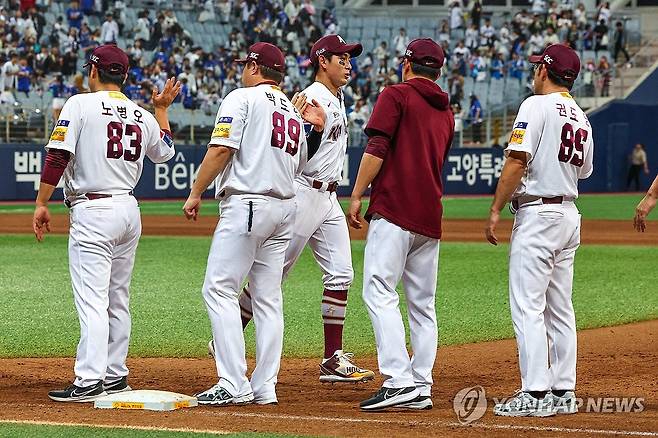 동료들과 승리 세리머니 하는 이정후 (서울=연합뉴스) 서대연 기자 = 10일 오후 서울 구로구 고척스카이돔에서 열린 2023 KBO리그 삼성 라이온즈와 키움 히어로즈와의 경기. 5-3 승리를 거둔 키움 이정후가 동료들과 기쁨을 나누고 있다. 2023.10.10 dwise@yna.co.kr