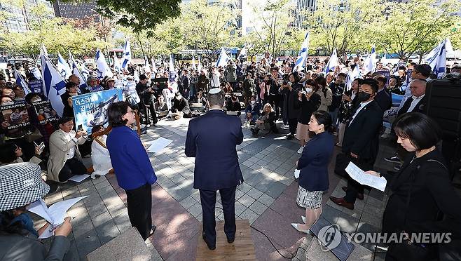 연대 호소하는 이스라엘 대사 (서울=연합뉴스) 김도훈 기자 = 17일 오전 서울 종로구 동화면세점 앞에서 한국-이스라엘 친선협회 주최로 열린 이스라엘 연대 지지 모임에서 아키바 토르 주한 이스라엘 대사가 발언하고 있다. 2023.10.17 superdoo82@yna.co.kr