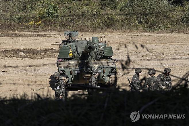 지난 16일 경기북부 접경지에서 훈련 중인 자주포 [연합뉴스 자료사진]