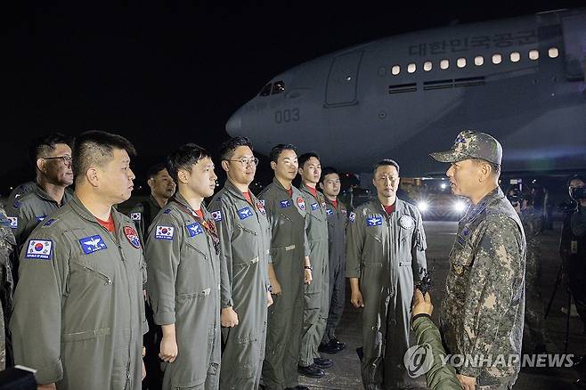 지난 14일 수송작전 임무 완수 격려하는 정상화 공군총장. [연합뉴스 자료사진]