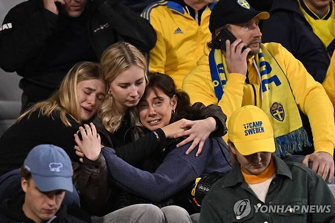 브뤼셀 도심 총격 사건 애도하는 스웨덴 축구 팬들 (브뤼셀 AFP=연합뉴스) 16일(현지시간) 벨기에 브뤼셀 도심에서 발생한 총격 사건의 여파로 킹 보두앵 경기장에서 열린 벨기에와 스웨덴의 2024 유럽축구선수권대회(유로 2024) 예선 경기가 중단된 가운데 스웨덴 관중들이 슬퍼하고 있다. 이날 스쿠터를 탄 신원 불명의 남성이 생크테레트 광장 인근에서 사람들에게 총격을 가해 스웨덴인 2명이 숨지고 1명이 중상을 입었다. 2023.10.17 besthope@yna.co.kr