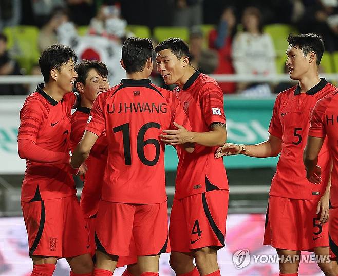 이강인, 팀 다섯번째 골 (수원=연합뉴스) 이지은 기자 = 17일 경기도 수원월드컵경기장에서 열린 축구대표팀 한국과 베트남의 친선경기. 후반전 이강인이 팀 다섯번 째 골을 넣은 뒤 손흥민 등과 기뻐하고 있다. 2023.10.17 jieunlee@yna.co.kr