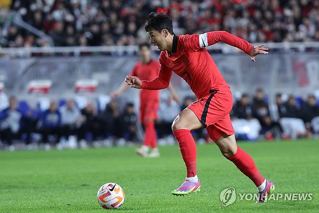 손흥민 돌파 (수원=연합뉴스) 신현우 기자 = 17일 경기도 수원월드컵경기장에서 열린 축구대표팀 한국과 베트남의 친선경기. 한국 손흥민이 돌파하고 있다. 2023.10.17 nowwego@yna.co.kr