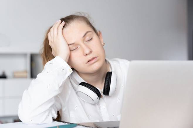 계절성우울증 중 추운 겨울에 나타나는 겨울철 우울증은 꽤 많이 알려져 있지만, 여름이 끝나고 가을이 오는 환절기에도 나른함과 피로를 느끼는 추(秋)곤증을 경험할 수 있다. [사진=게티이미지뱅크]