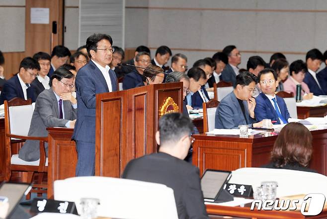 강기정 광주시장이 16일 오전 시의회 본회의장에서 열린 제320회 임시회 제3차 본회의 시정질문에 참석해 질의에 답변을 하고 있다.(광주시 제공)2023.10.16/뉴스1