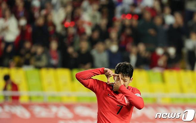 17일 경기 수원시 팔달구 수원월드컵경기장에서 열린 축구 국가대표 평가전 대한민국과 베트남의 경기, 후반 대한민국 손흥민이 팀의 네 번째 골을 성공시킨 뒤 특유의 찰칵 세리머니를 하고 있다. 2023.10.17/뉴스1 ⓒ News1 김진환 기자