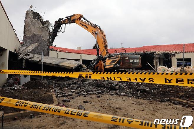 지난해 2월23일 오전 10시10분쯤 붕괴사고가 발생한 제주대 학교 기숙사 철거 현장. 이날 사고로 50대 굴삭기 기사 A씨가 건물 잔해에 깔려 현장에서 숨졌다.2022.2.23/뉴스1 ⓒ News1 홍수영 기자