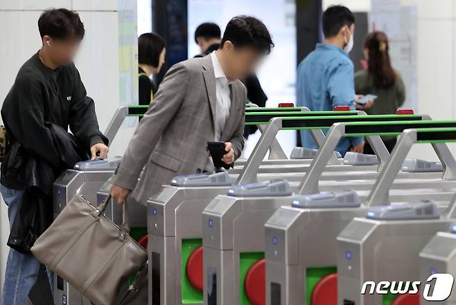 10일 오전 서울 시내 한 지하철역에서 시민들이 개찰구를 통과하며 이용요금을 내고 있다. ⓒ News1 이동해 기자