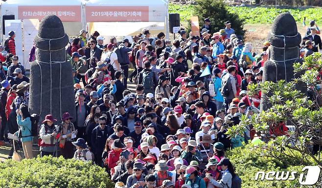 제10회 제주올레걷기축제가 개막한 2019년 10월31일 오전 제주 서귀포시 대포동 약천사에서 올레꾼들이 1일차 코스인 올레 8코스를 향해 걷고 있다.2019.10.31/뉴스1 ⓒ News1 오현지 기자