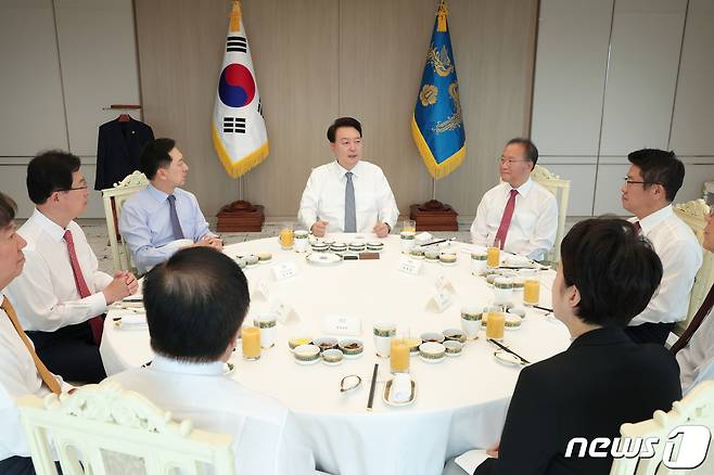 윤석열 대통령이 18일 용산 대통령실 청사에서 김기현 국민의힘 대표를 비롯한 당4역 지도부와 오찬 회동을 하고 있다. (대통령실 제공) 2023.10.18/뉴스1 ⓒ News1 오대일 기자