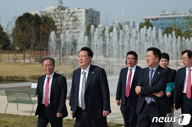 윤석열 대통령이 18일 용산 대통령실 청사에서 국민의힘 당4역 지도부와 오찬 회동을 진행한 후 용산어린이정원에서 산책을 하고 있다. 앞줄 왼쪽부터 윤재옥 원내대표, 윤 대통령, 김기현 대표. (대통령실 제공) 2023.10.18/뉴스1 ⓒ News1 오대일 기자