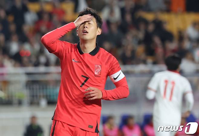 17일 오후 경기 수원시 팔달구 수원월드컵경기장에서 열린 축구 국가대표 평가전 대한민국과 베트남의 경기, 손흥민이 공격에 실패하자 아쉬워 하고 있다. 2023.10.17/뉴스1 ⓒ News1 김도우 기자