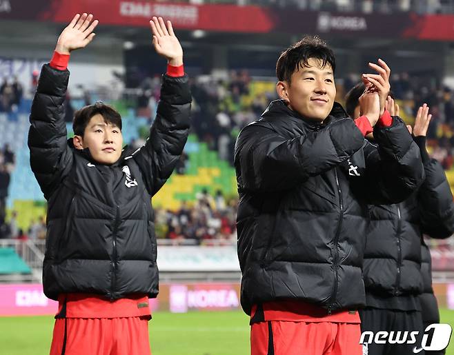 17일 경기 수원시 팔달구 수원월드컵경기장에서 열린 축구 국가대표 평가전 대한민국과 베트남의 경기, 6대0 대승을 거둔 대한민국 이강인과 손흥민이 응원 온 팬들을 향해 인사를 하고 있다. 2023.10.17/뉴스1 ⓒ News1 김진환 기자