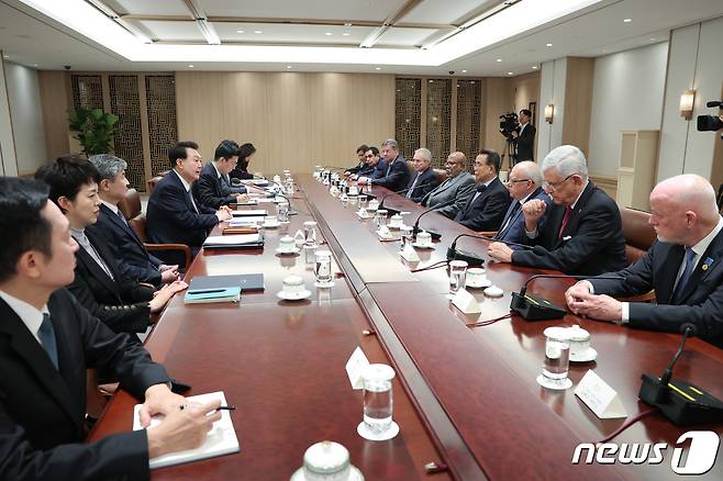 윤석열 대통령이 18일 용산 대통령실 청사에서 유엔총회의장협의회 일행을 접견하고 있다. (대통령실 제공) 2023.10.18/뉴스1 ⓒ News1 오대일 기자