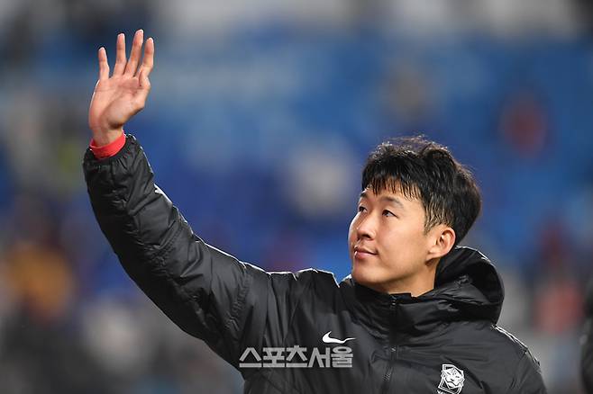 대한민국 축구국가대표팀 손흥민이 17일 수원월드컵경기장에서 열린 베트남과 친선 경기에서 6-0으로 승리한 뒤 팬들에게 인사를 하고 있다. 2023. 10. 17. 수원 | 박진업기자 upandup@sportsseoul.com