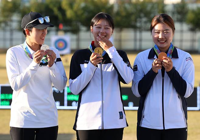 임시현(가운데), 은메달 안산(왼쪽), 동메달 염혜정이 메달을 수상하고 있다.광주 | 연합뉴스