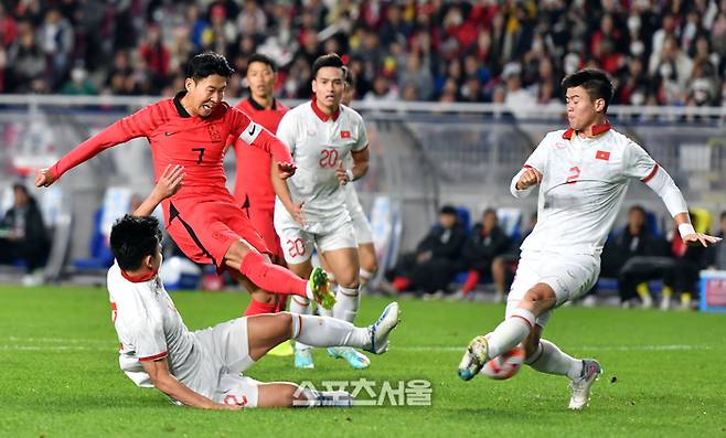 대표팀 손흥민이 17일 수원월드컵경기장에서 열린 대한민국-베트남 A매치 후반 슛을 시도하고 있다.  수원 | 강영조기자 kanjo@sportsseoul.com