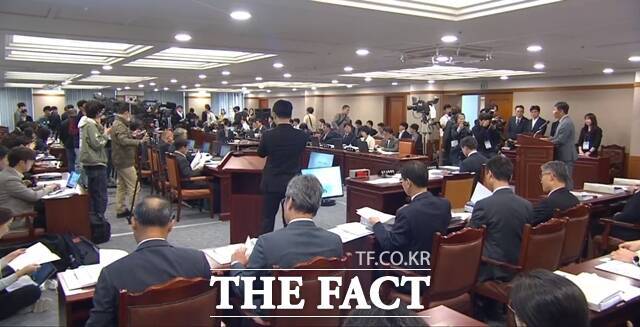 이복현 금융감독원장이 17일 서울 여의도 금융감독원에서 열린 국회 정무위원회 국정감사에서 3대 사모펀드 재조사의 정치적 의도가 있다는 의혹과 관련 "사실이 아니다"고 말했다. /인터넷의사중계시스템 화면 캡처