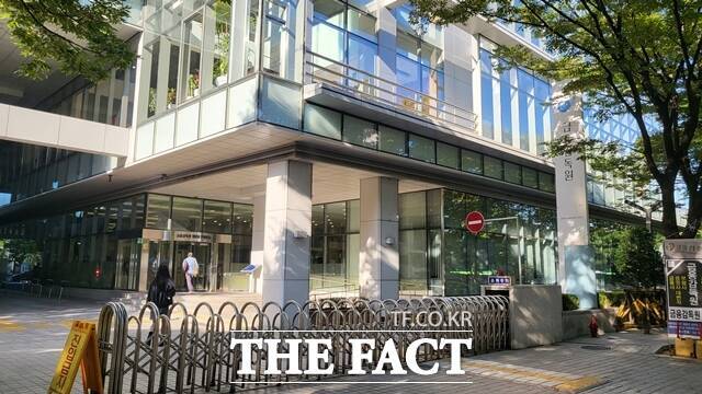 이복현 원장은 "불법 공매도 자체가 어떻게 보면 '코리아 디스카운트'의 원인으로 작용하고 있는 부분이 있다"며 공매도 제도 개선 필요성에 대해 언급했다. 사진은 금융감독원 본원의 모습. /정소양 기자