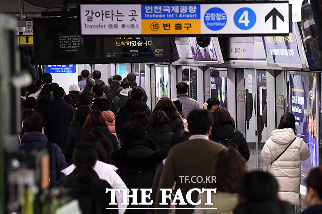 서울교통공사 노조가 내달 9일 총파업을 예고한 가운데 노사가 인력감축을 두고 평행선을 달리고 있다. 서울교통공사 노동조합이 파업에 돌입한 지난해 11월 30일 오전 서울역 지하철 1호선 승강장이 출근길 시민들로 붐비고 있다. /남용희 기자