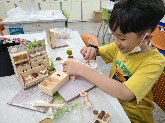 대흥초등학교 돌봄교실 미니어쳐 프로그램에서 한 학생이 작품을 만들고 있다. 사진=충남교육청