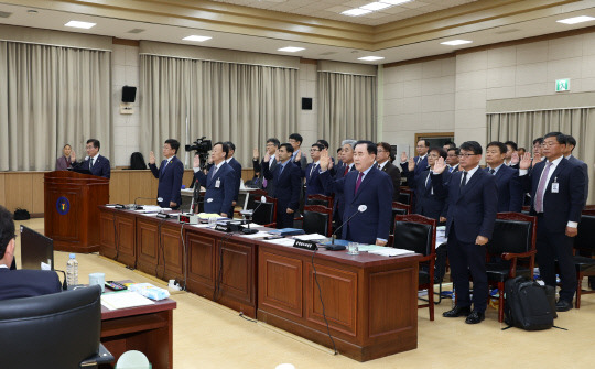 18일 충북교육청에서 열린 국회 교육위원회 국정감사에 참석한 충청권 교육감들이 선서하고 있다. 사진=대전교육청