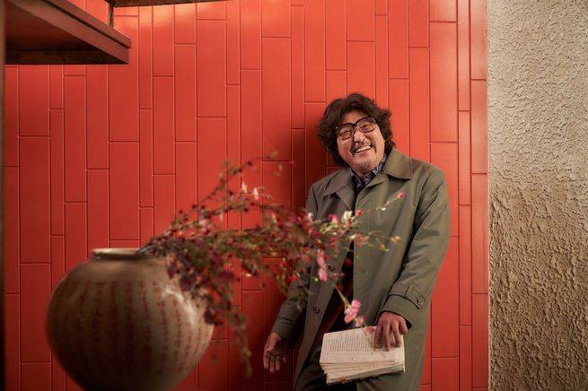 영화 ‘거미집’ 촬영장에서 활짝 웃는 배우 송강호. 소년의 미소다 ⓒ