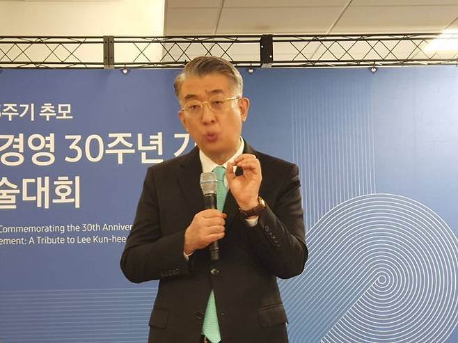 김상근 연세대 신학대 교수는 18일 한국경영학회 주최로 삼성전자 서초사옥 다목적홀에서 열린 '이건희 회장 3주기 추모·삼성 신경영 30주년 기념 국제학술대회'에서 기조강연을 마친 뒤 기자간담회를 하고 있다.ⓒ데일리안 조인영 기자