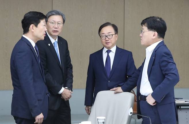 18일 오전 서울 중구 대한상공회의소에서 열린 노조법 개정안 반대 및 중대재해처벌법 유예 관련 경제6단체 상근부회장 회의에 앞서 우태희(왼쪽부터) 대한상공회의소 부회장, 김창범 한국경제인연합회 부회장, 이동근 한국경영자 총협회 부회장, 정만기 한국무역협회 부회장이 대화를 나누고 있다. 뉴시스