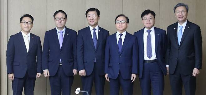 18일 오전 서울 중구 대한상공회의소에서 열린 노조법 개정안 반대 및 중대재해처벌법 유예 관련 경제6단체 상근부회장 회의에서 참석자들이 기념촬영을 하고 있다. 왼쪽부터 이호준 중견기업연합회 부회장, 정윤모 중소기업중앙회 부회장, 우태희 대한상공회의소 부회장, 이동근 한국경영자총협회 부회장, 정만기 한국무역협회 부회장, 김창범 한국경제인연합회 부회장. 뉴시스