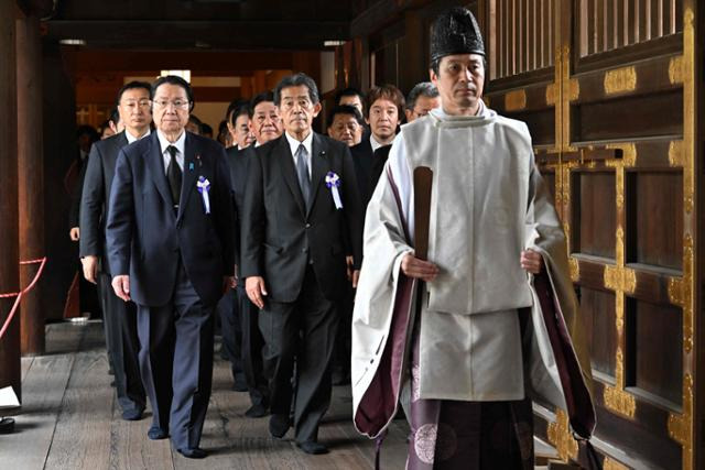 한국의 광복절이자 일본 패전일인 지난 8월 15일 일본 '다함께 야스쿠니 신사에 참배하는 국회의원 모임' 소속 의원들이 도쿄 야스쿠니 신사를 찾아 집단 참배하고 있다. 도쿄=AFP 연합뉴스