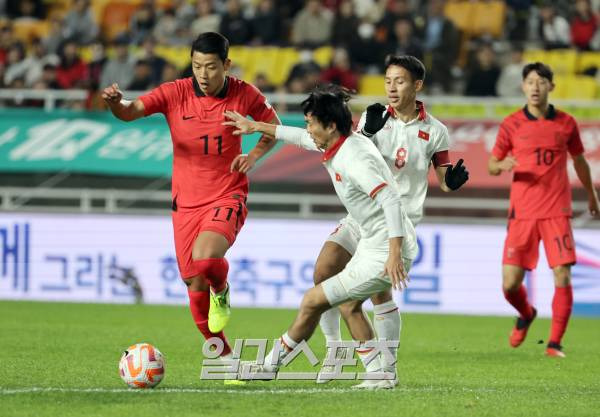 위르겐 클린스만 감독이 이끄는 대한민국 축구대표팀이 17일 오후 수원월드컵경기장에서 베트남 대표팀과 평가전을 펼쳤다. 황희찬이 베트남 수비를 제치고 돌파하고있다. 수원=정시종 기자 capa@edaily.co.kr /2023.10.17.