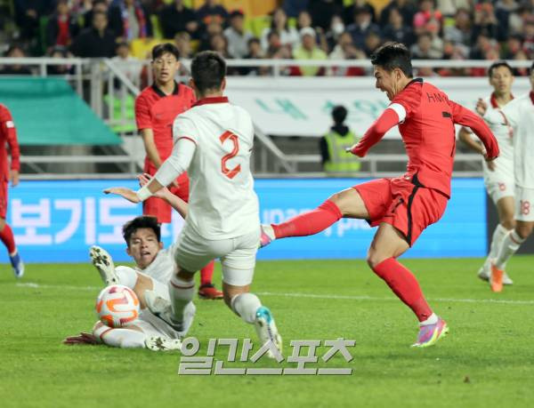 위르겐 클린스만 감독이 이끄는 대한민국 축구대표팀이 17일 오후 수원월드컵경기장에서 베트남 대표팀과 평가전을 펼쳤다. 손흥민이 팀의 네번째골을 성공시키고있다. 수원=정시종 기자 capa@edaily.co.kr /2023.10.17.